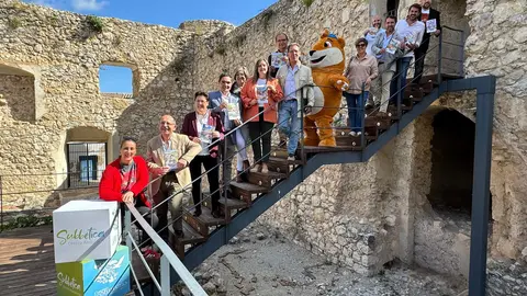 Los alcaldes de los distintos municipios en el castillo de So&ntilde;a Menc&iacute;a, donde se han presentado los nuevos juegos