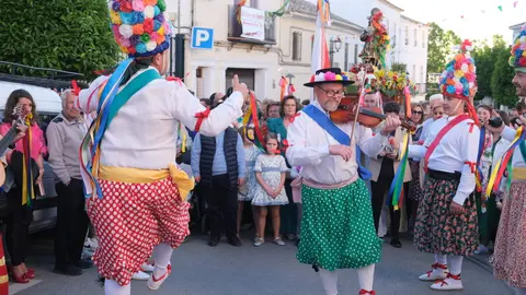 Los Danzantes de Fuente T&oacute;jar ante la procesi&oacute;n de San Isidro Labrador