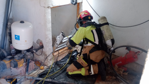 Trabajos de rescate del hombre que ha fallecido en el interior de un aljibe en Cabra