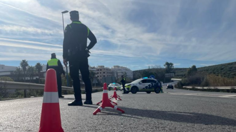 Uno de los controles que est&aacute; llevando a cabo la polic&iacute;a local de Lucena