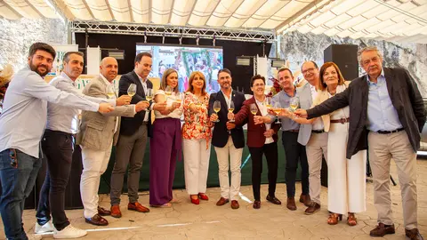 Autoridades asistentes a la inauguraci&oacute;n de la muestra Zuheros Gastroliva