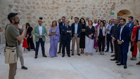 Autoridades asistentes a la inauguraci&oacute;n oficial del Castillo de Luque