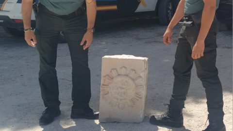 Sillar de una iglesia de Do&ntilde;a Menc&iacute;a recuperado por la Guardia Civil