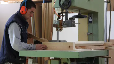 Un alumno de la Escuela de la Madera