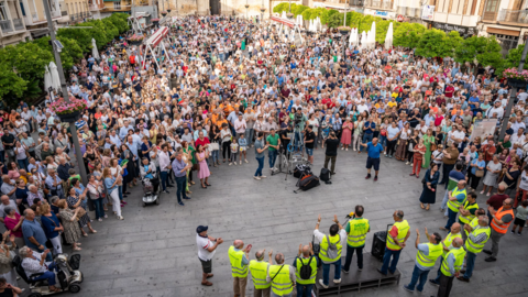 Una vista general de la manifestaci&oacute;n por su hospital en la Plaza Nueva de Lucena. Foto: Jes&uacute;s Ca&ntilde;ete