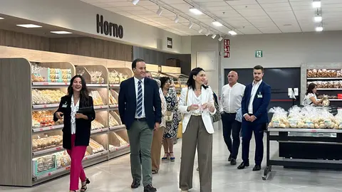 Un momento de la visita del alcalde de Priego al nuevo establecimiento de Mercadona