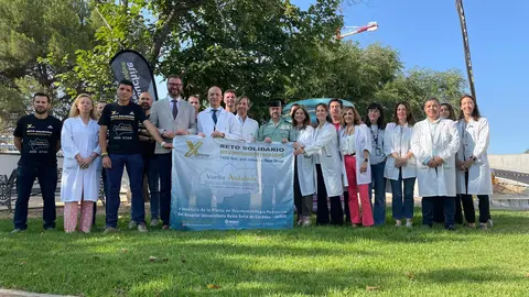 Profesionales, integrantes del reto y autoridades durante la presentaci&oacute;n de la iniciativa