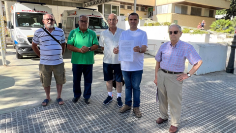 Miembros de las plataformas ciudadanas muestran el escrito presentado ante la Fiscal&iacute;a