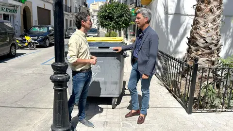 El vicepresidente de la Diputaci&oacute;n y el alcalde conversan  ante uno de los grupos de contenedores que ser&aacute;n sustituidos