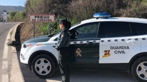 Una patrulla de la Guardia Civil a la entrada de Priego