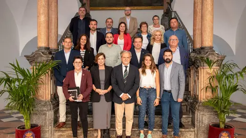 Foto de familia del Consejo de Alcaldes, en el que figuran entre otros el alcalde de Lucena y la alcaldesa de Fuente T&oacute;jar