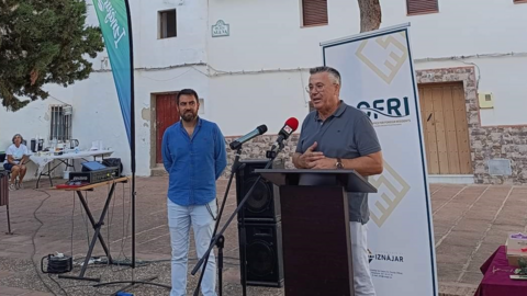 Presentaci&oacute;n de la oficina de atenci&oacute;n a residentes extranjeros por parte del alcalde de Izn&aacute;jar