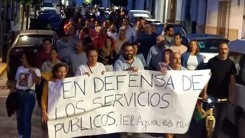 Manifestaci&oacute;n en Palenciana contra la subida del agua