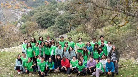 Foto de familia de participantes en la actividad del Programa de Voluntariado Ambiental de la UCO.