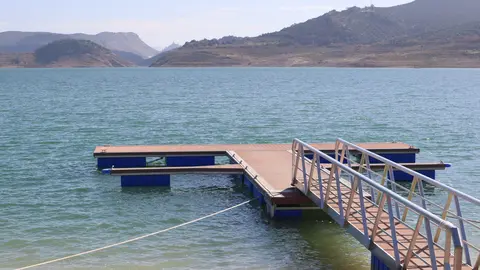 Foto de archivo: Nuevo embarcadero y área recreativa mirador del Pantano de Iznájar en Rute