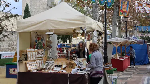 Comerciantes preparan sus puestos para la apertura