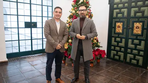 El alcalde de Encinas Reales, Gabriel Prieto y el delegado de Desarrollo Econ&oacute;mico de la Diputaci&oacute;n de C&oacute;rdoba, Felix Romero, presentan la campaña Comercio Local de Encinas Reales