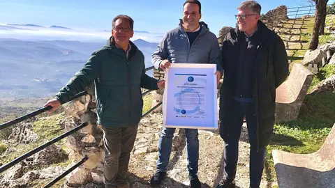 Juan Ram&oacute;n Valdivia, presidente de la Mancomunidad de la Subb&eacute;tica y Francisco Casas, vicepresidente; presentan el certificado como destino Starlight.