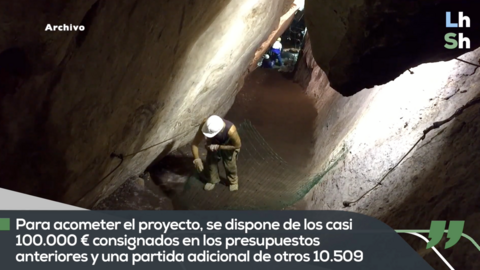 Trabajos en la Cueva del &Aacute;ngel de Lucena (Foto de archivo)