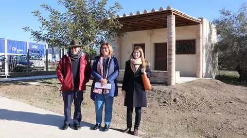 La edil de Patrimonio y la arquitecta y arque&oacute;logo municipales junto a la actuaci&oacute;n realizada en Los Tejares