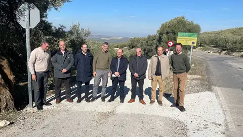 Autoridades a pie del camino de las Igueruelas de Do&ntilde;a Menc&iacute;a