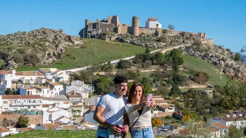 Dos turistas se toman un selfie en Carcabuey