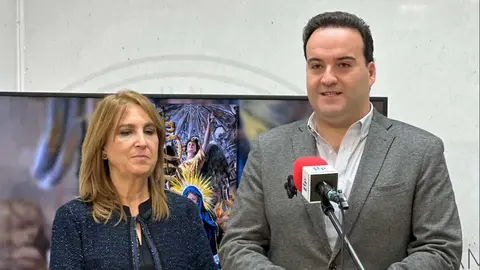 La subdelegada del Gobierno en Córdoba, Ana María López Losilla y&nbsp;el alcalde de Priego, Juanra Valdivia durante la rueda de prensa