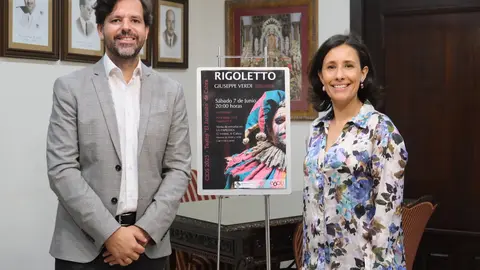 la delegada municipal de Cultura, M. Sierra Sabariego, junto con el responsable de CIOS y C&oacute;rdoba &Oacute;pera Lab, Alberto Cubero.