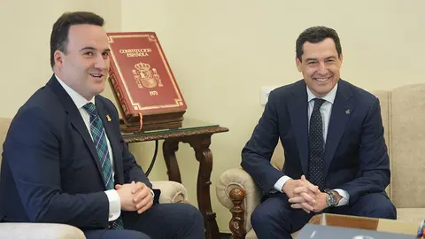 El alcalde de Priego, Juan Ram&oacute;n Valdivia, junto al presidente de la Junta, Juanma Moreno.