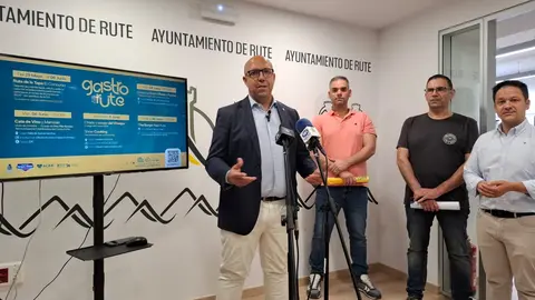David Ruiz Cobos, alcalde de Rute, presenta ante la prensa la iniciativa Gastro Rute 2025