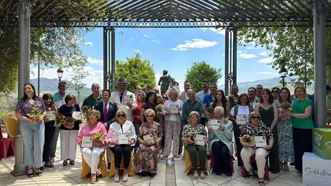 Foto de familia de premiados y autoridades en el Paseo de Colombia de Priego de C&oacute;rdoba