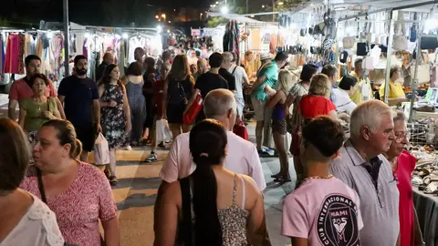 Archivo - Celebraci&oacute;n del mercadillo de Lucena en horario nocturno durante el pasado verano