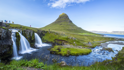 La famosa monta&ntilde;a Kirkjufellsfoss y el r&iacute;o Barnafoss en Islandia. Foto: Freepik