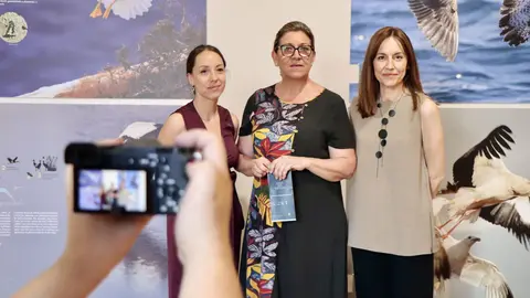Charo Valverde y t&eacute;cnicos de la delegaci&oacute;n de Medio Ambiente al cuidado de la exposici&oacute;n 'Platisfera' en el Palacio de Santa Ana