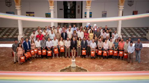 Foto de familia con los representantes municipales asistentes a la jornada informativa del programa programa &lsquo;Diputaci&oacute;n Contrata&rsquo;