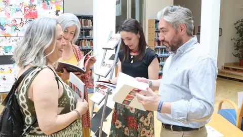 Un momento durante la presentaci&oacute;n de la publicaci&oacute;n y el proyecto educativo en la Biblioteca Municipal