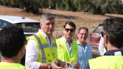 Acosta y Priego (centro) en la visita a la obra de la Comunidad de Regantes de Cabra para nuevos regad&iacute;os abastecidos con aguas regeneradas.
- JUNTA DE ANDALUC&Iacute;A