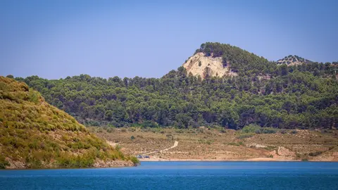 Vista de La Camorra desde el Pantano de Iznájar en Rute