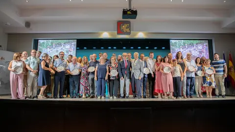 Foto grupal con representantes y premiados en el X Concurso de patios de Diputaci&oacute;n