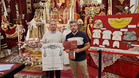 El alcalde de Izn&aacute;jar, Gonzalo Ariza y Rafael G&oacute;mez, Presidente de la Hermandad de la Virgen del Carmen