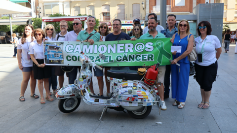 Miembros de los colectivos implicados en esta iniciativa posan junto a las "vespas" en la Plaza Nueva