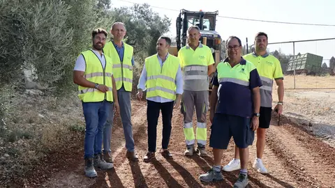 Javier Pineda junto a t&eacute;cnicos de la delegaci&oacute;n y personal del Parque de Maquinaria de la Subb&eacute;tica Cordobesa en el camino de la Molina, esta ma&ntilde;ana