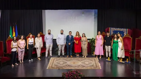 Autoridades y galardonados en la I Gala Juventud e Infancia en Encinas Reales