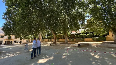 Un momento de la visita a la arboleda de la Fuente del Rey