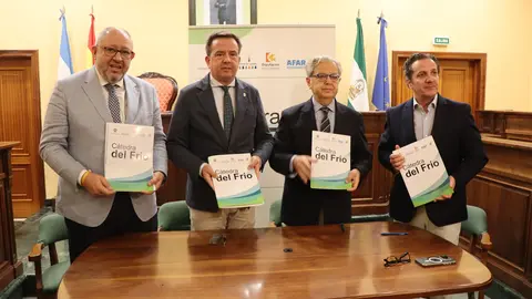 Uno de los instantes de la firma del acuerdo