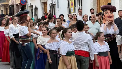 Pasacalles infantil en las calles de Benamej&iacute; durante la edici&oacute;n 2024