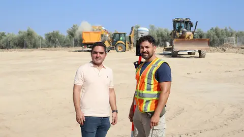 El alcalde de Encinas Reales, Gabriel Prieto, junto con uno de los t&eacute;cnicos top&oacute;grafos en los trabajos de adecuaci&oacute;n de la nueva zona de El Calvario