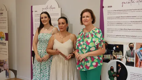 Mar&iacute;a Camacho, presidenta del CIT; junto a Emilia G&aacute;lvez, t&eacute;cnico de turismo del Ayto. de Lucena e Irene Portillo, t&eacute;cnico del CIT.