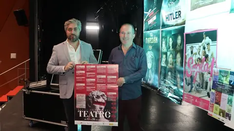 Francisco Barbancho, concejal de Cultura del Ayuntamiento de Lucena junto con Julio Flores, actor y t&eacute;cnico de Cultura, presentan la XXVIII Semana del Teatro