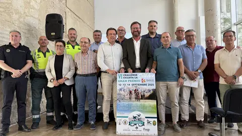 Foto de familia durante la presentaci&oacute;n de la prueba deportiva en la Casa de los Mora